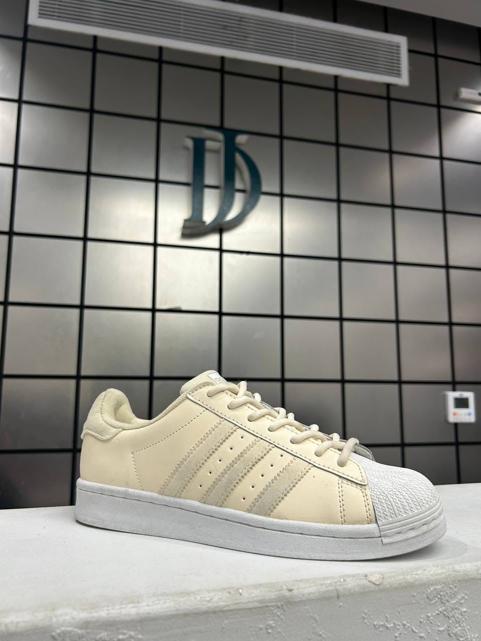 Adidas superstar beige & white