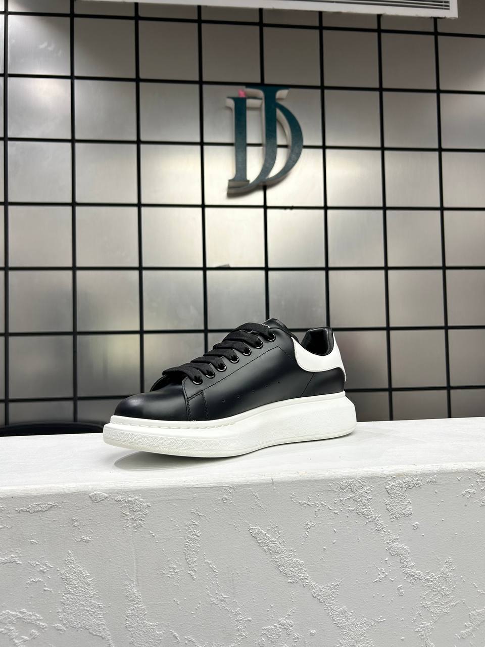 Alexander Mcqueen Black/White