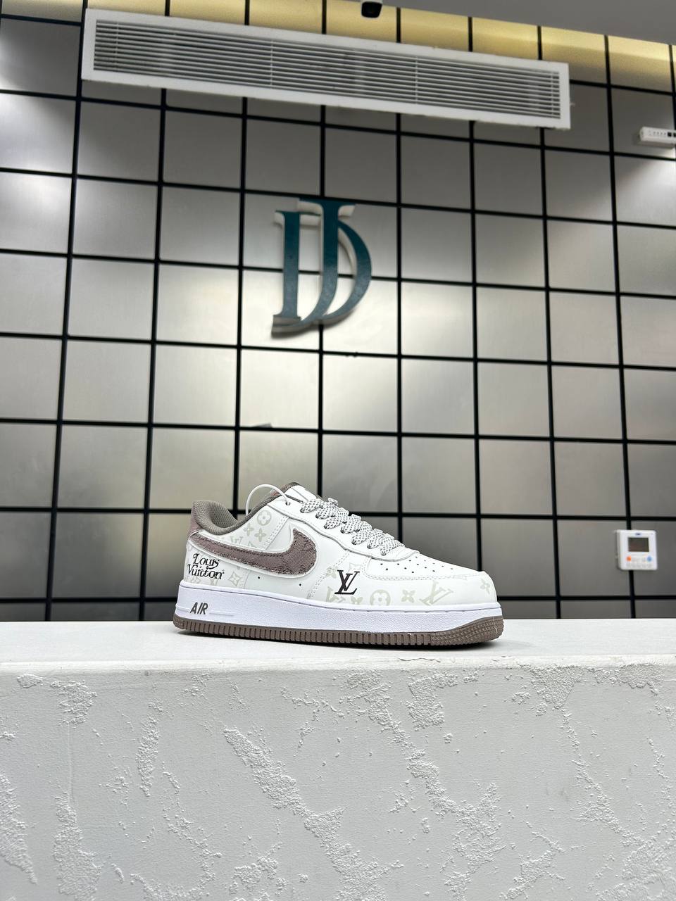 Nike Air Force LV Brown