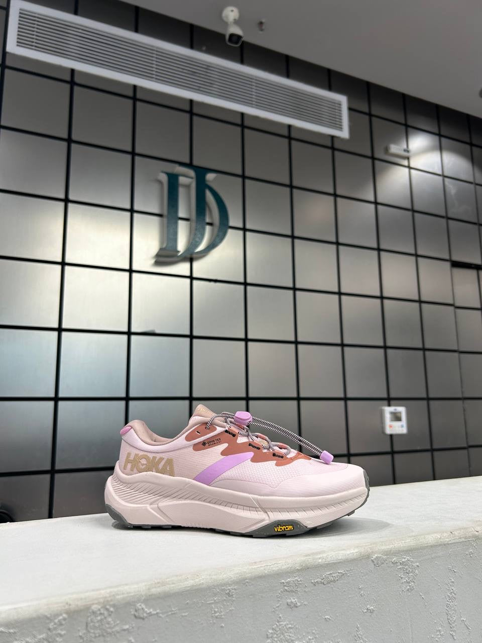 Hoka transport gore pink