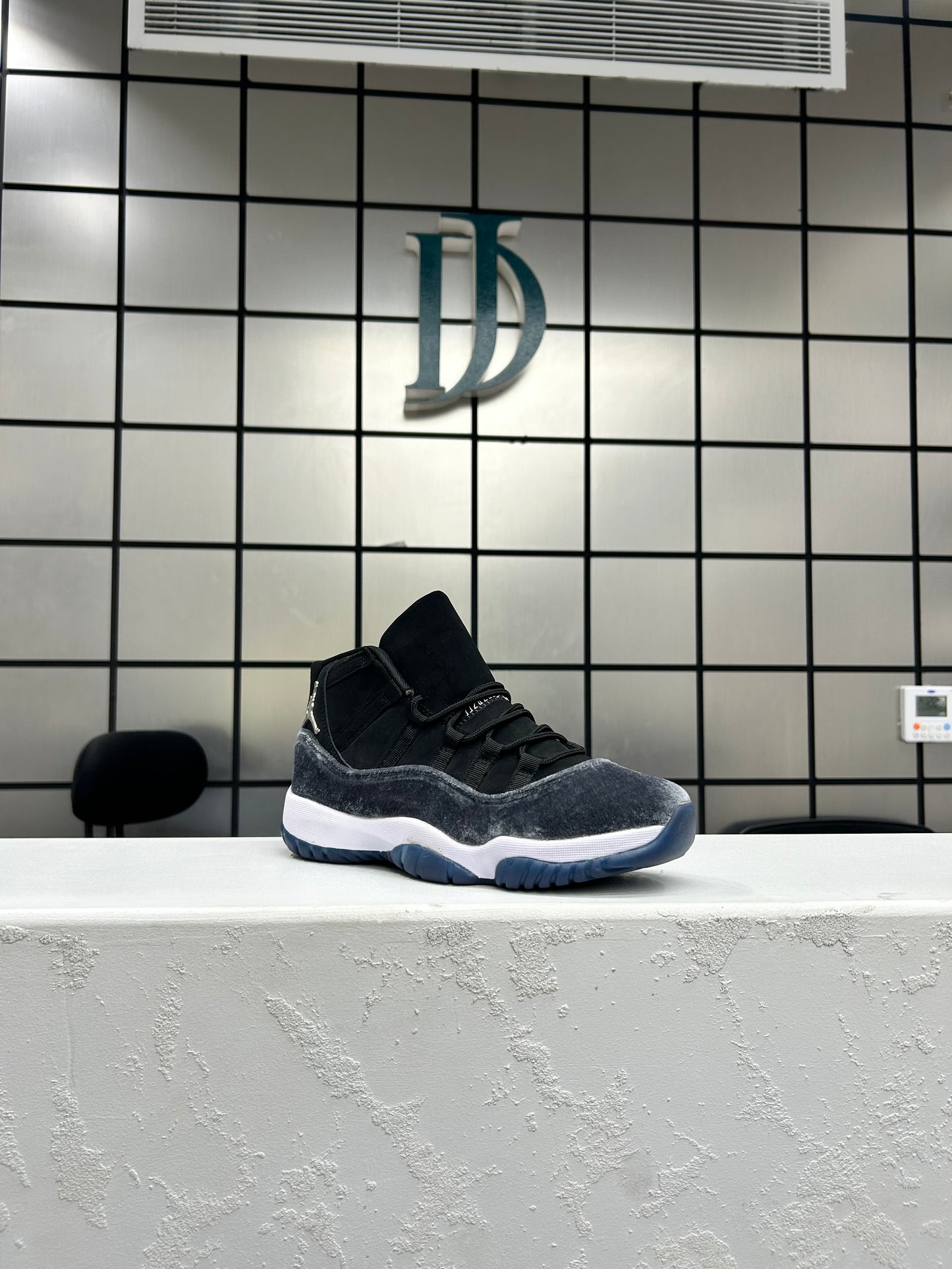 Air Jordan 11 Velvet "Midnight Navy" sneakers