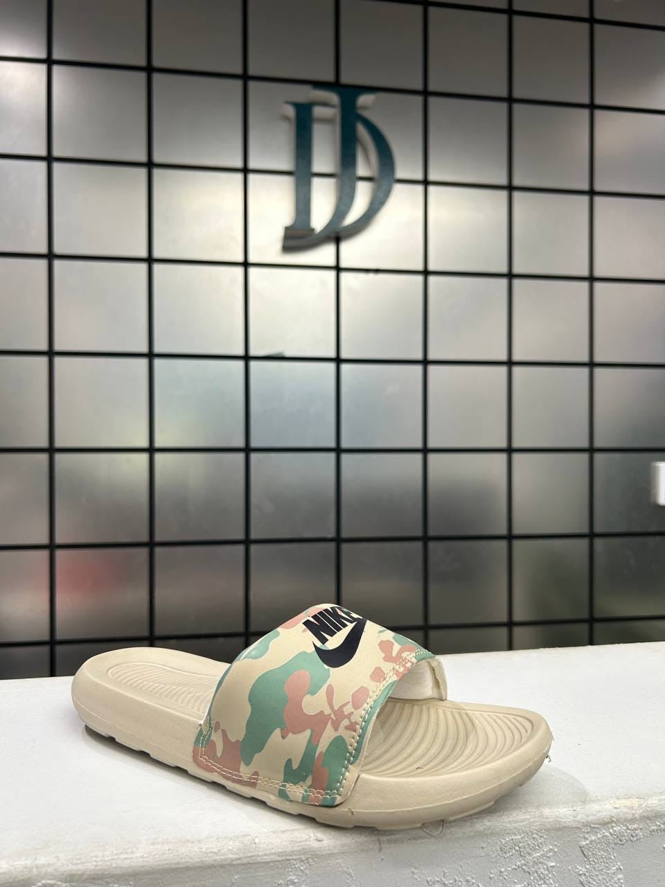 Nike slippers victori one beige