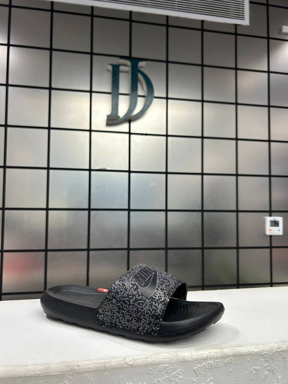 Nike victori slipper black