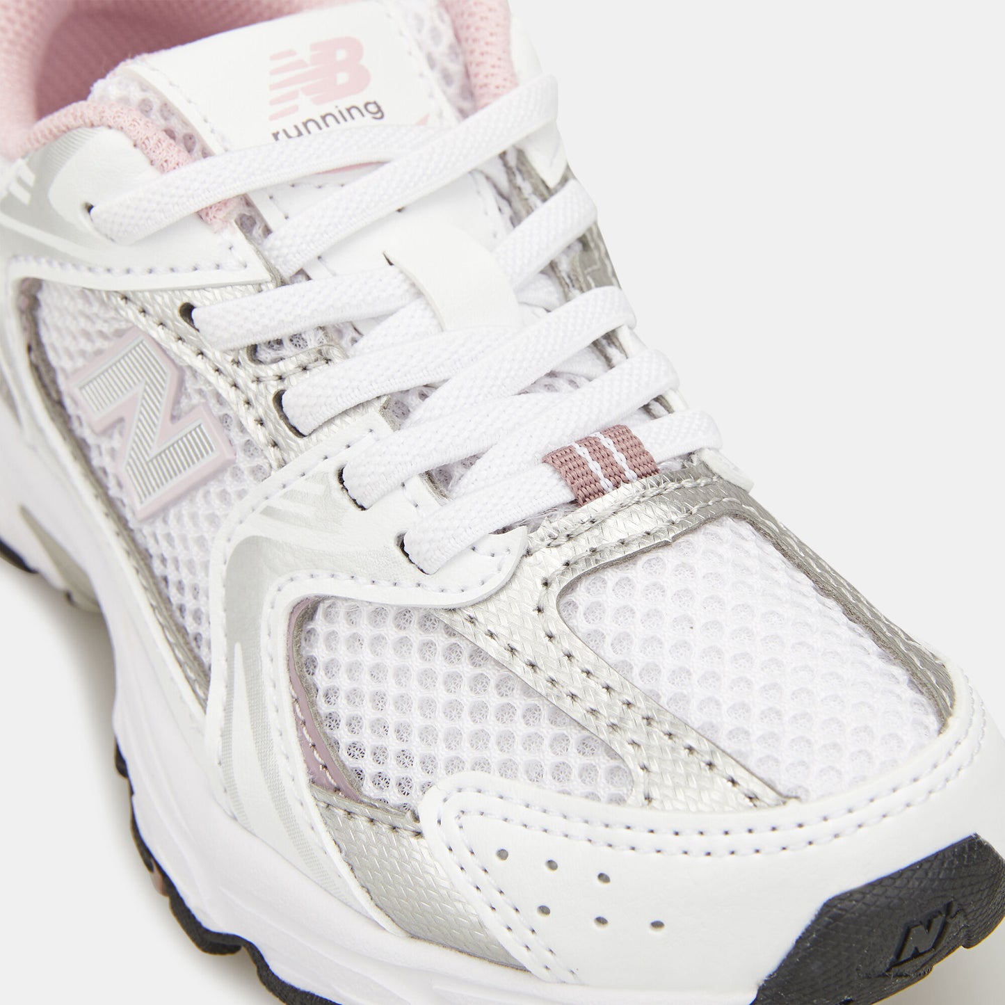 New Balance 530 trainers in white with pink