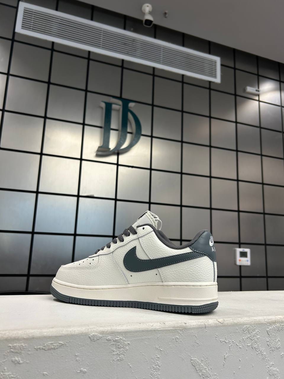 Air force 1 white Grey logo & heel tab