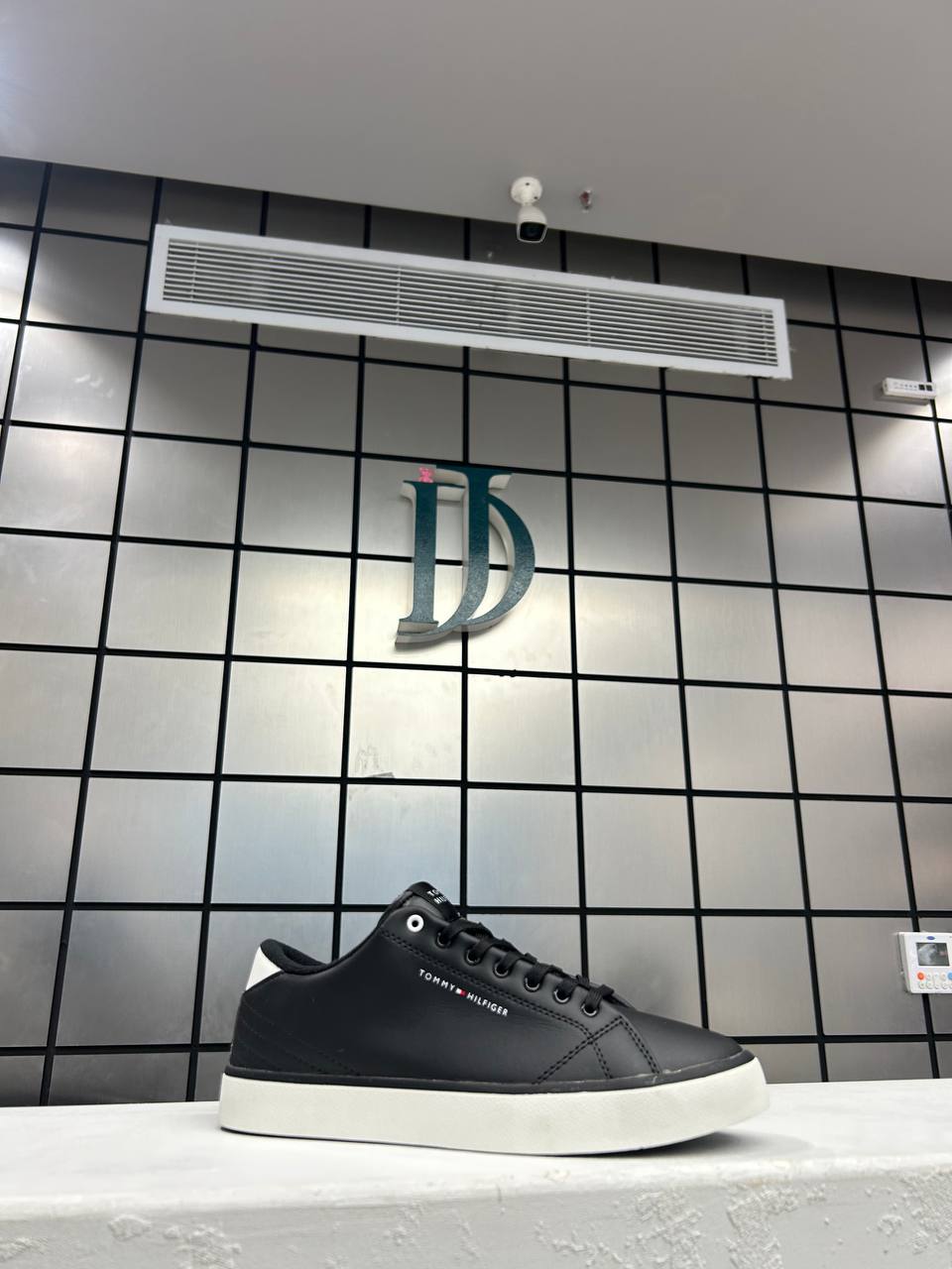 Tommy Hilfiger Black White