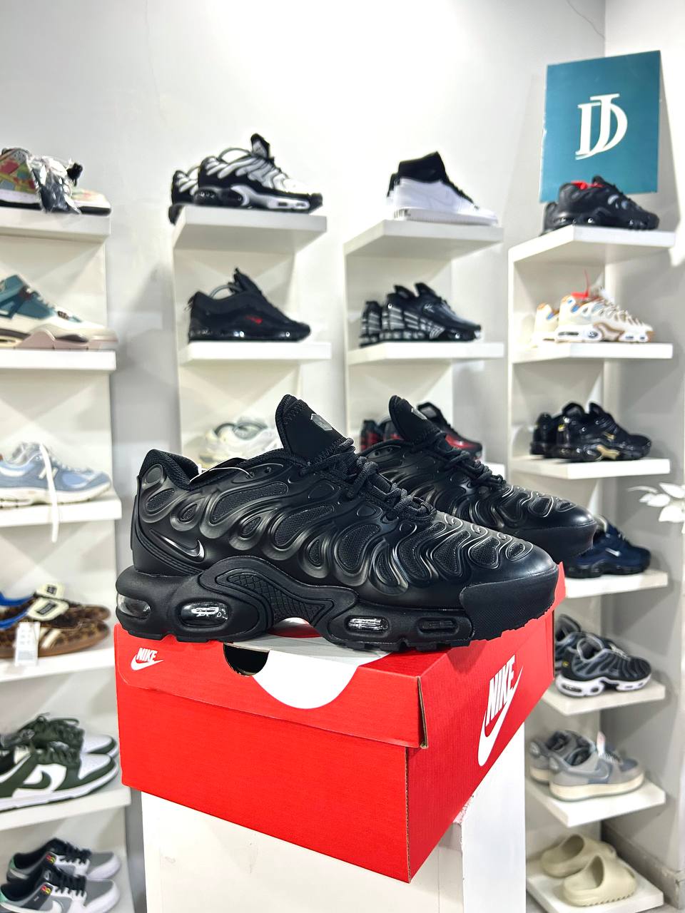 Black Air Max Plus