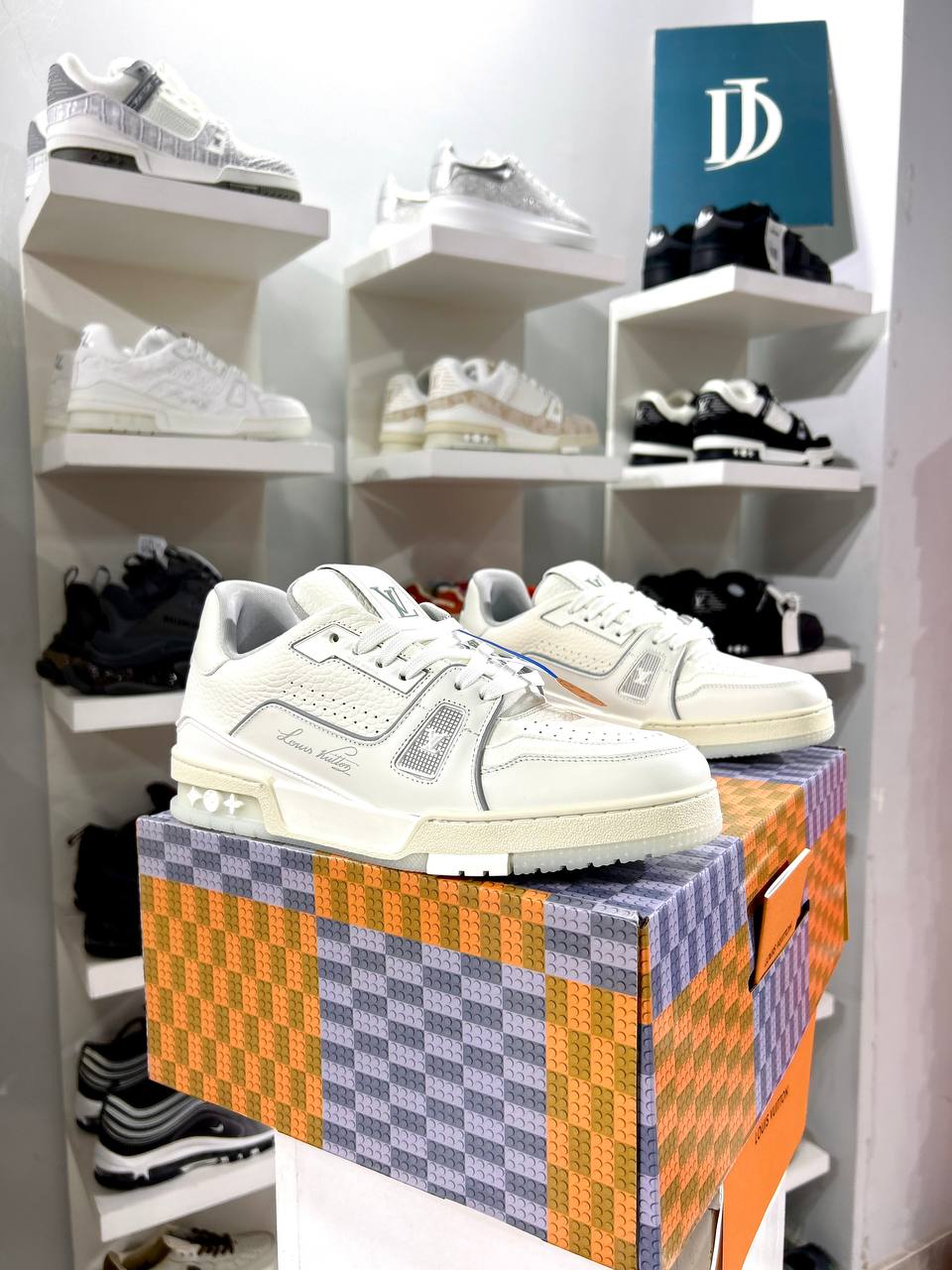 Louis Vuitton Trainer White Grey Monogram
