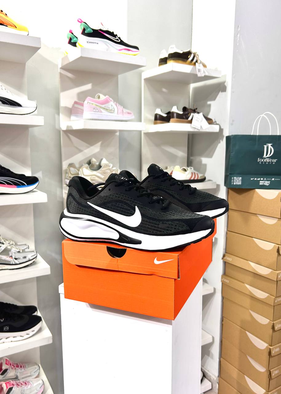 NIKE JOURNEY RUN RUNNING SHOES