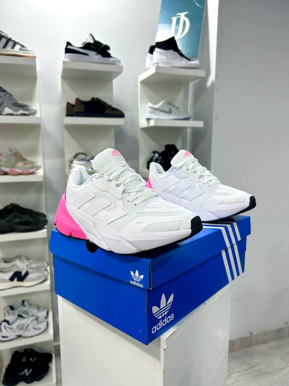 أديداس أديستار أبيض بالكامل / وردي