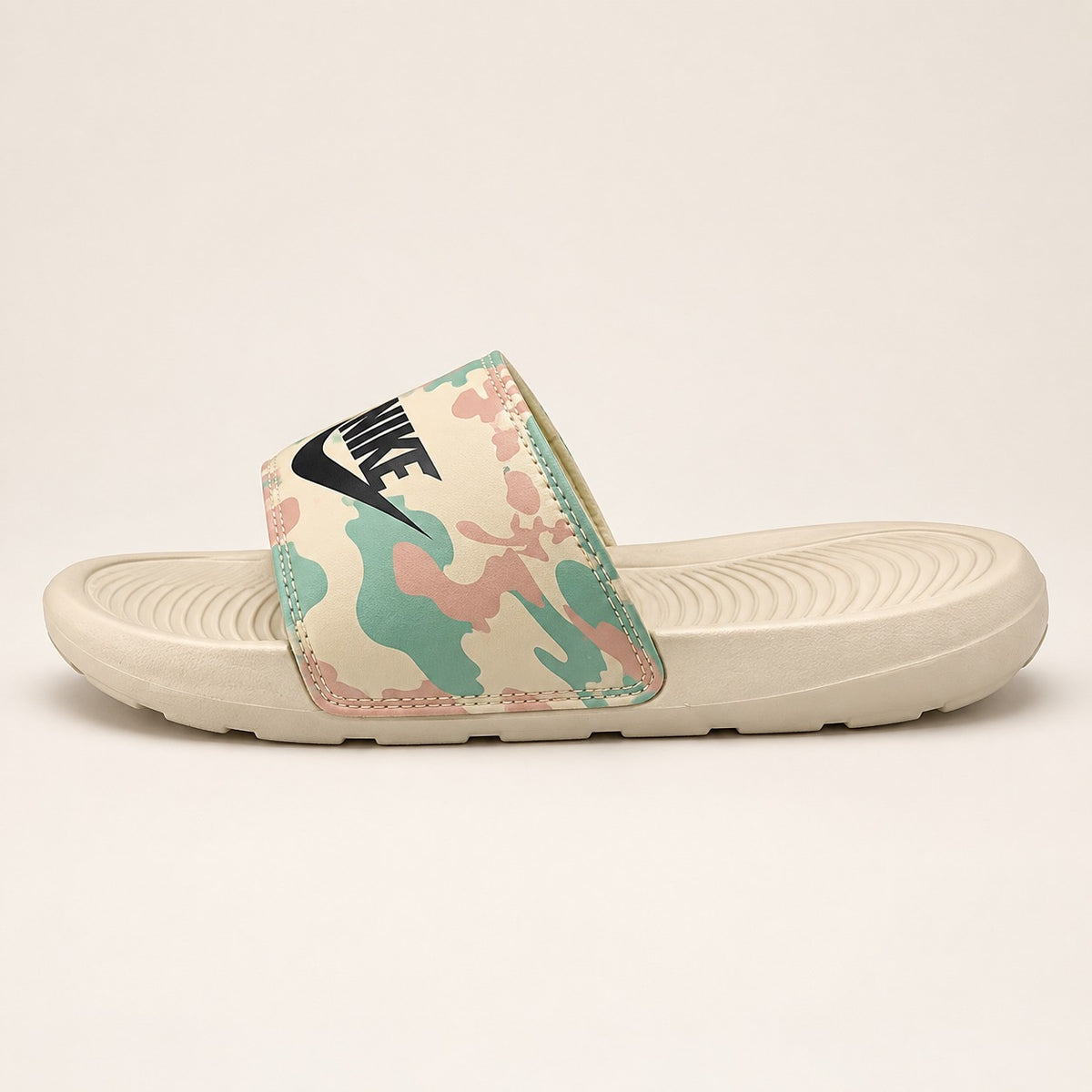 Nike slippers victori one beige