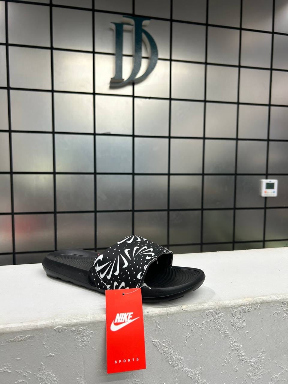 Nike slipper victori one black &white