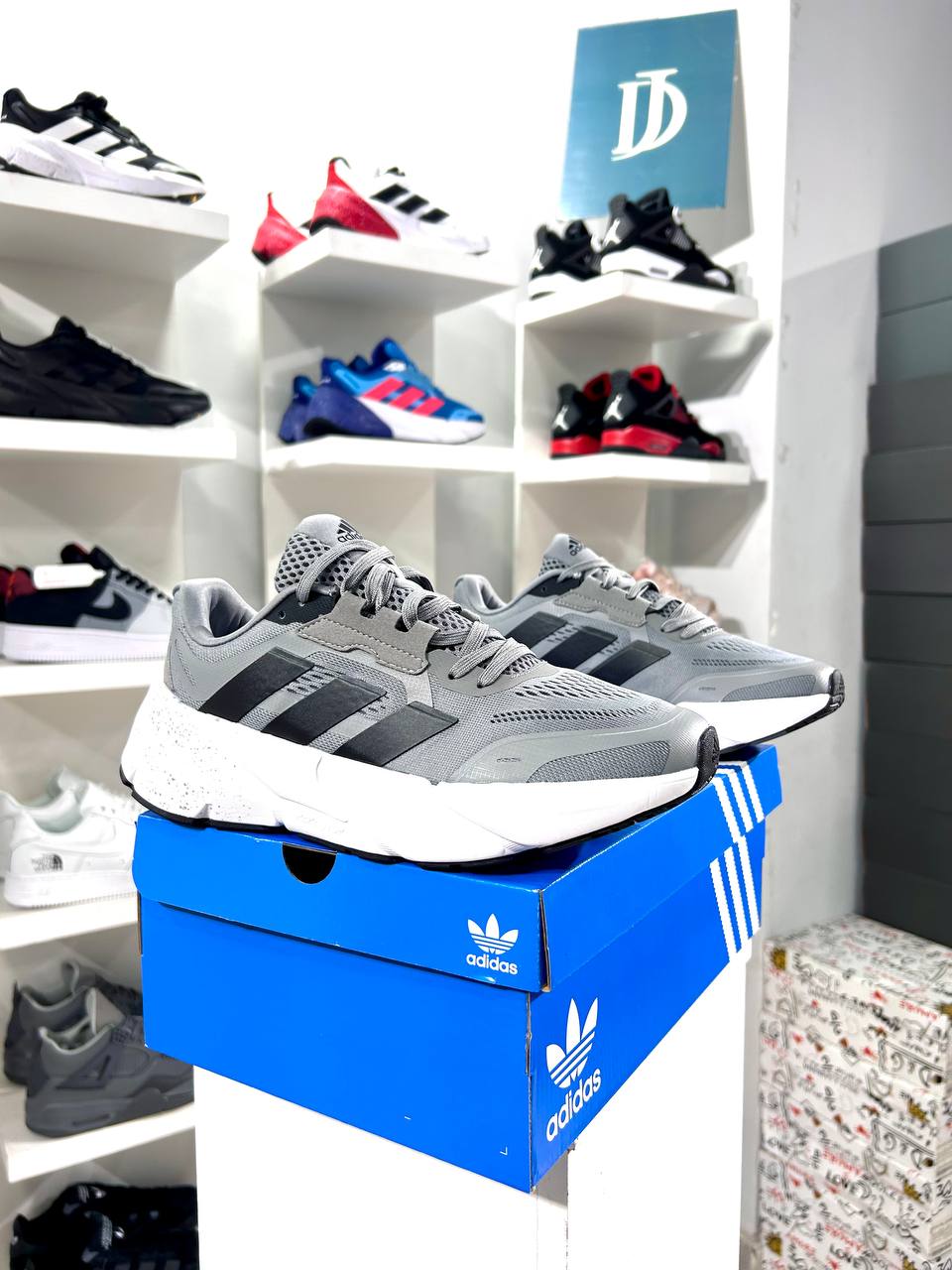 أديداس أديستار رمادي